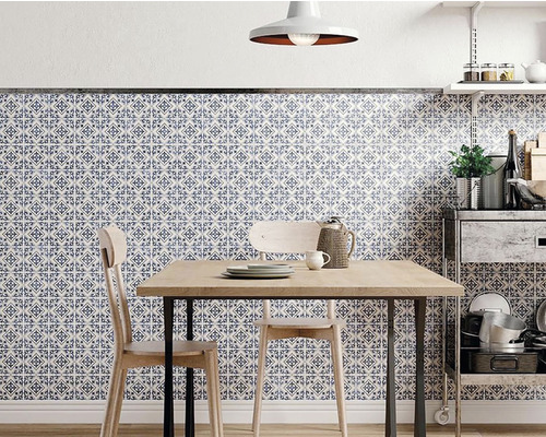 Jedáleň so stolom, stoličkami a obkladom s motívom