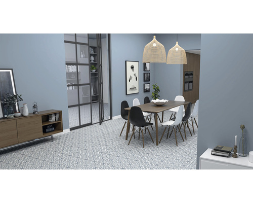 Jedáleň s jedálenským stolom, stoličkami, komodou a dekoráciami pod dvoma lampami.