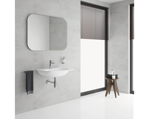 Svetlá kúpeľňa s umývadlom, zrkadlom, držiakom na uteráky a drevenou stoličkou