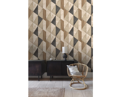 Obývacia izba s geometrickou tapetou, drevenou komodou a ratanovým kreslom