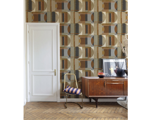 Obývacia izba s tapetou s geometrickým vzorom, komodou a stoličkou