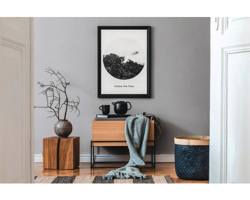 Dekoratívna obývacia izba s dreveným nábytkom, textilom a nástennou maľbou