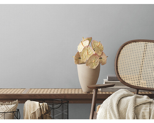 Dekoratívny interiér s lavicou, kvetmi a košíkom