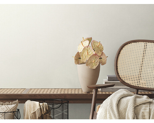 Dekoratívny interiér s lavicou, stoličkou a antúriami vo váze