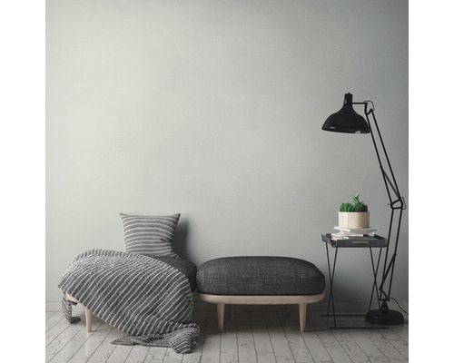 Obývacia izba s lavicou, vankúšom, dekou, stojacou lampou a príručným stolíkom