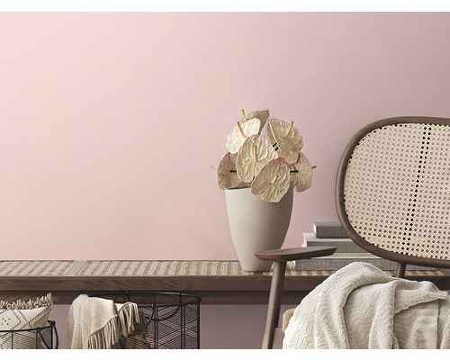 Svetlá, priateľská scéna miestnosti s lavicou, stoličkou a dekoráciou pred stenou