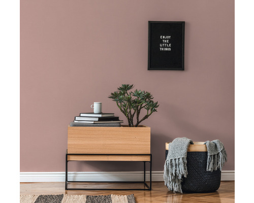 Dekoratívny interiér s drevenou skriňou, rastlinou, košom a nástennou tabuľou