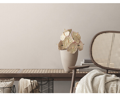 Dekoratívny obývací kút s lavicou, stoličkou, vázou a antúriami