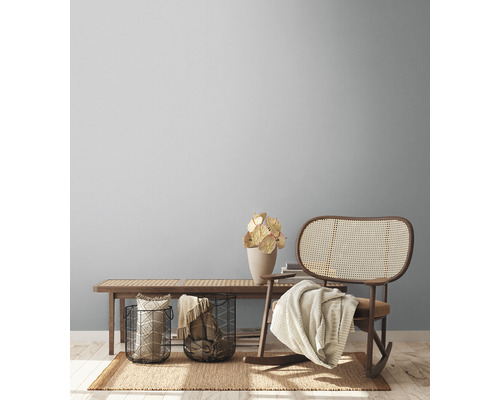 Obývacia izba s drevenou lavicou, prúteným hojdacím kreslom a dekoráciami