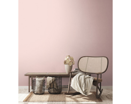 Svetlý, príjemný interiér s drevenou lavicou, ratanovým kreslom, košmi a dekoratívnymi prvkami