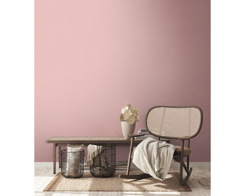 Obývacia izba s ratanovým kreslom, lavicou, košíkmi a dekoratívnymi prvkami pre útulnú atmosféru