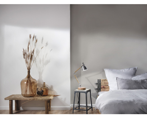 Dekorácia spálne so sklenenými vázami, stolnou lampou a posteľou