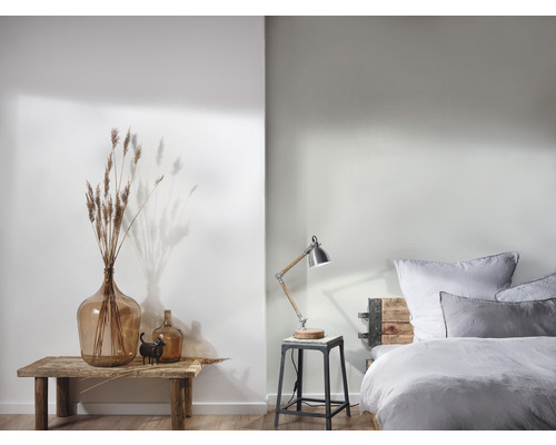 Svetlé, dekoratívne vybavenie izby s veľkým skleneným balónom, stolnou lampou a posteľou