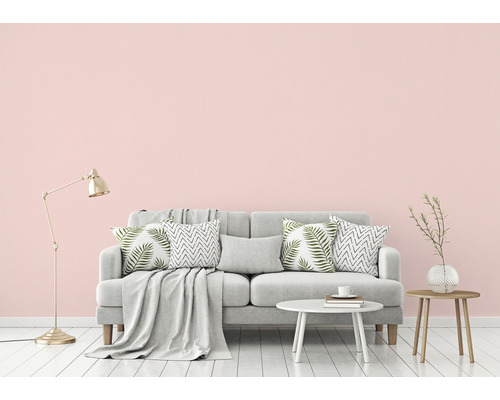 Obývacia izba so sedačkou, vankúšmi, dekou, lampou a príručnými stolíkmi.