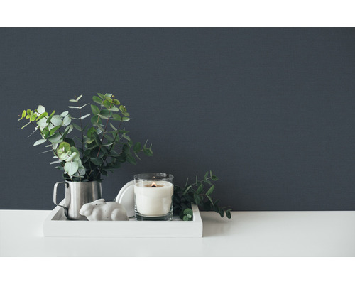 Dekoračný podnos so sviečkou, figúrkou králika a eukalyptom v džbáne