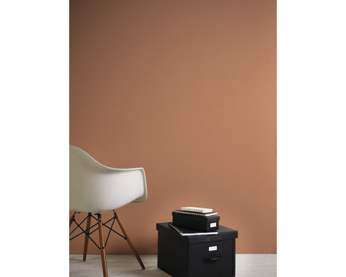 Pohľad do izby so stoličkou a úložnými boxmi pred stenou