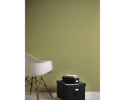 Izba s natretou stenou, stoličkou a úložnými boxmi