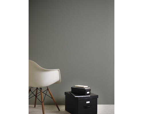 Pohľad do izby so stoličkou a čiernymi úložnými boxami.