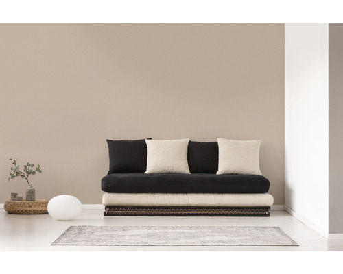 Futton s vankúšmi na koberci v obývacej izbe