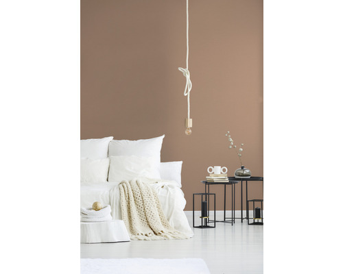 Svetlá spálňa s posteľou, nočnými stolíkmi a dekoratívnym osvetlením