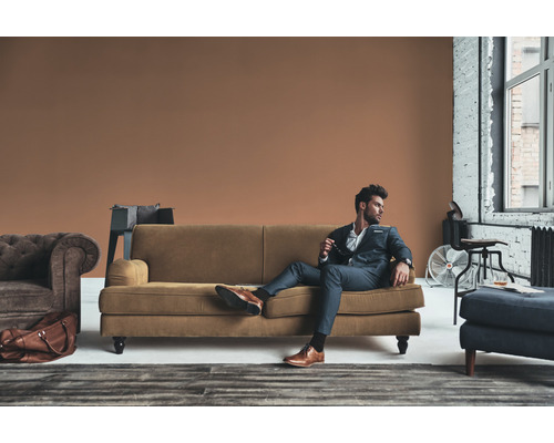 Muž v obleku relaxuje na pohovke v obývacej izbe.