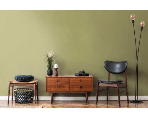 Obývacia izba s komodou, stoličkou, stolčekom a stojacou lampou