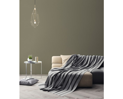 Obývacia izba s pohovkou, dekou, lampou a odkladacím stolíkom