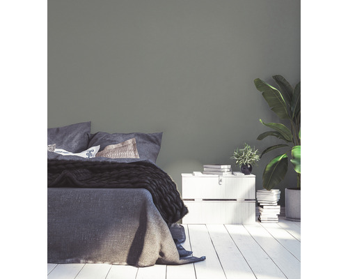 Spálňa s posteľou, nočným stolíkom a izbovými rastlinami