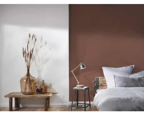 Dekoratívny obytný priestor so sklenenými vázami, suchými kvetmi a nočnou lampou v spálni