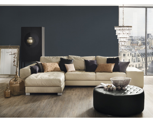 Obývacia izba s pohovkou, otomanom, skriňou a dekoráciou