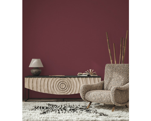 Obývacia izba s príborníkom, lampou, kreslom a kobercom