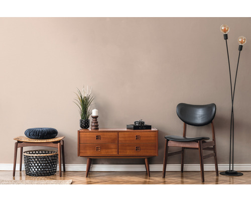 Obývacia izba s komodou, stoličkou a stojacou lampou