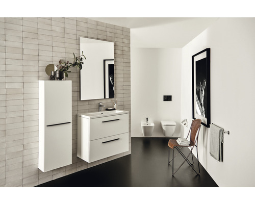 Svetlá kúpeľňa s umývadlom, zrkadlom, závesnou skrinkou, toaletou a bidetom