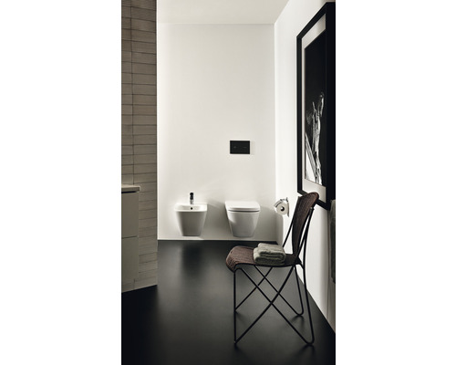 Moderná kúpeľňa s bidetom a závesným WC, zariadená v minimalistickom štýle