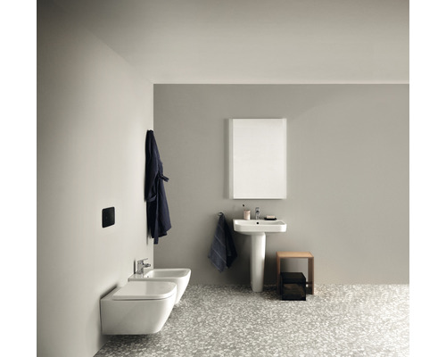 Kúpeľňa s toaletou, bidetom, umývadlom, zrkadlom a županom pre svetlú a organizovanú atmosféru.