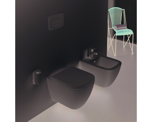 Kúpeľňa so závesným WC, bidetom, ovládacím panelom a stoličkou