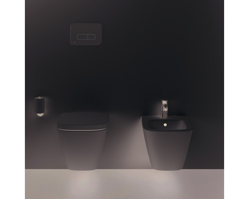 Kúpeľňa s toaletou, bidetom a ovládacím panelom