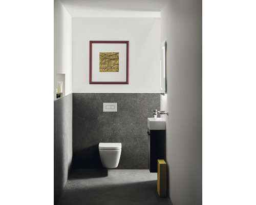 Moderná kúpeľňa s nástenným záchodom, umývadlom a zrkadlom