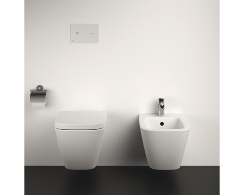 Moderná kúpeľňa s nástenným klozetom, bidetom, ovládacím panelom a držiakom toaletného papiera