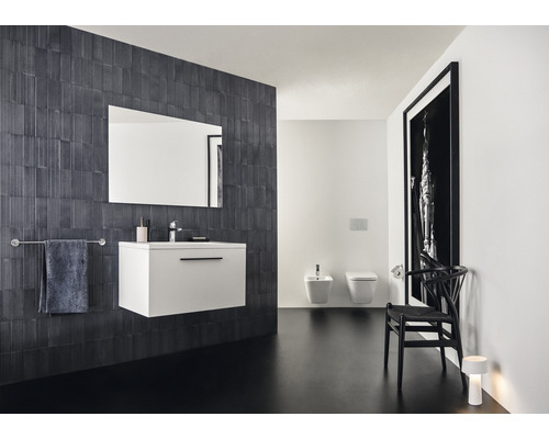 Kúpeľňa s umývadlom, zrkadlom, držiakom na uteráky, toaletou a bidetom