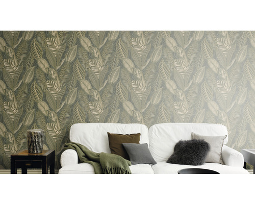 Obývacia izba s bielou pohovkou a tapetou s listovým vzorom