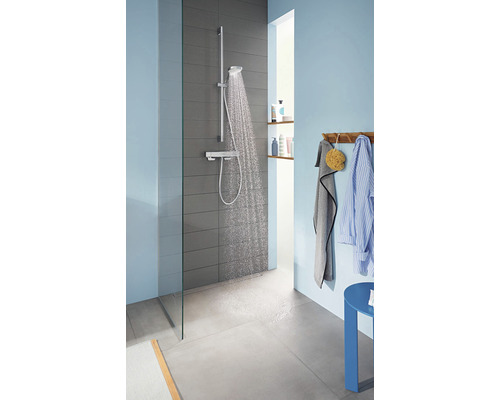 Sprchová armatúra s ručnou a hlavovou sprchou v modernej kúpeľni so sklenenou zástenou