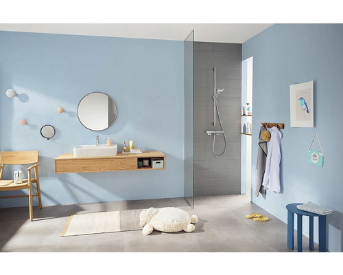 Svetlá kúpeľňa s umývadlom, zrkadlom a sprchou