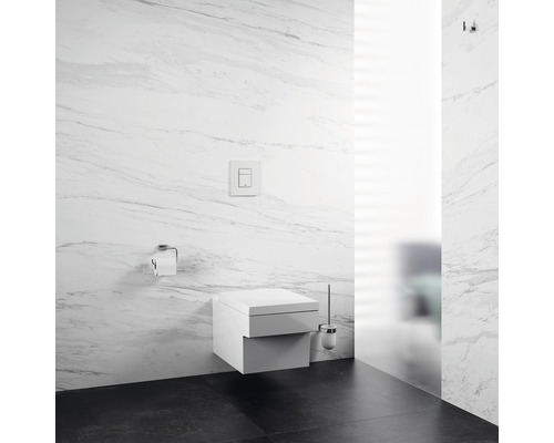 Moderná kúpeľňa so závesným WC, ovládacou doskou, držiakom toaletného papiera a WC kefou