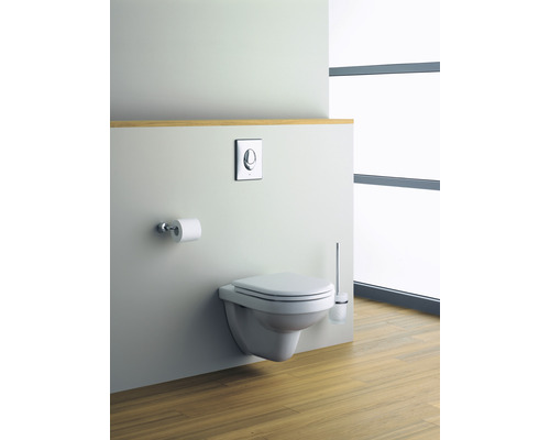 Závesné WC s nádržkou, držiakom toaletného papiera a WC kefou vo svetlej kúpeľni.