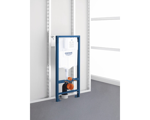 Modrý rám splachovacej nádržky Grohe s inštalačným prvkom na montáž na stenu