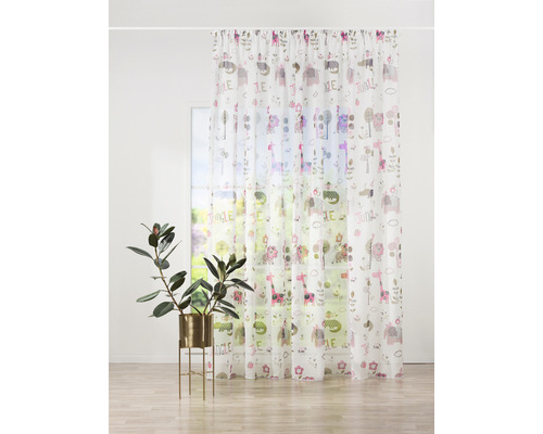 Dekoratívne šály s motívom zvierat z džungle pred oknom