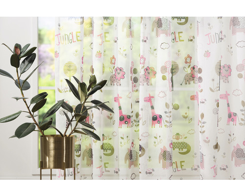 Dekoračné šály s motívmi zvierat z džungle a izbová rastlina v kvetináči pred oknom