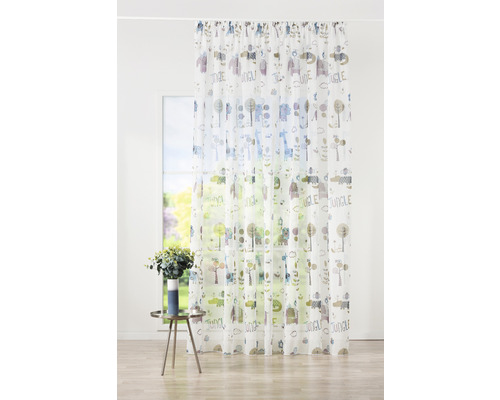 Záclona s motívom džungle pred oknom