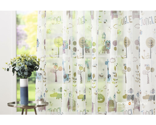 Záclona s motívmi zvierat z džungle pred oknom